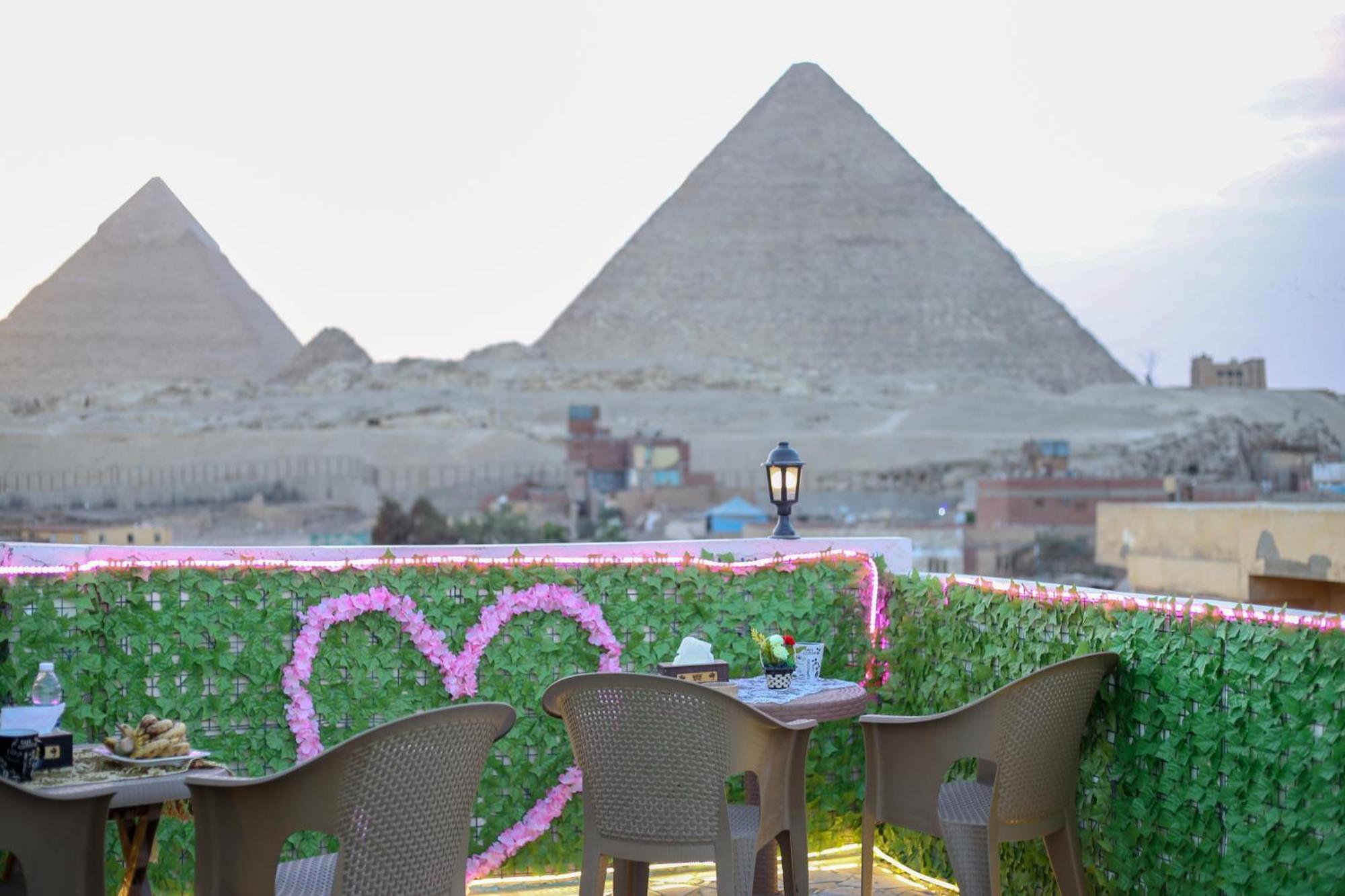 Pyramids Show Hotel Kafret el-Gabal Exteriör bild