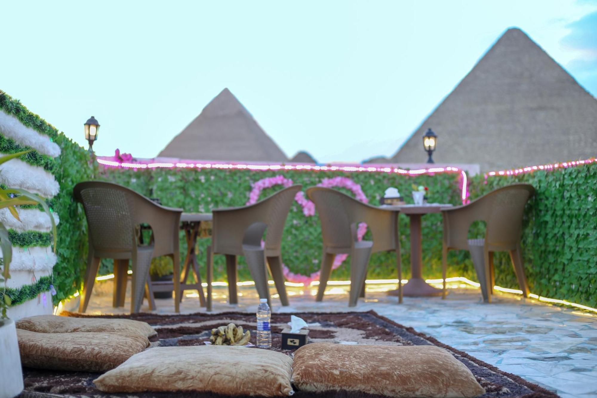 Pyramids Show Hotel Kafret el-Gabal Exteriör bild