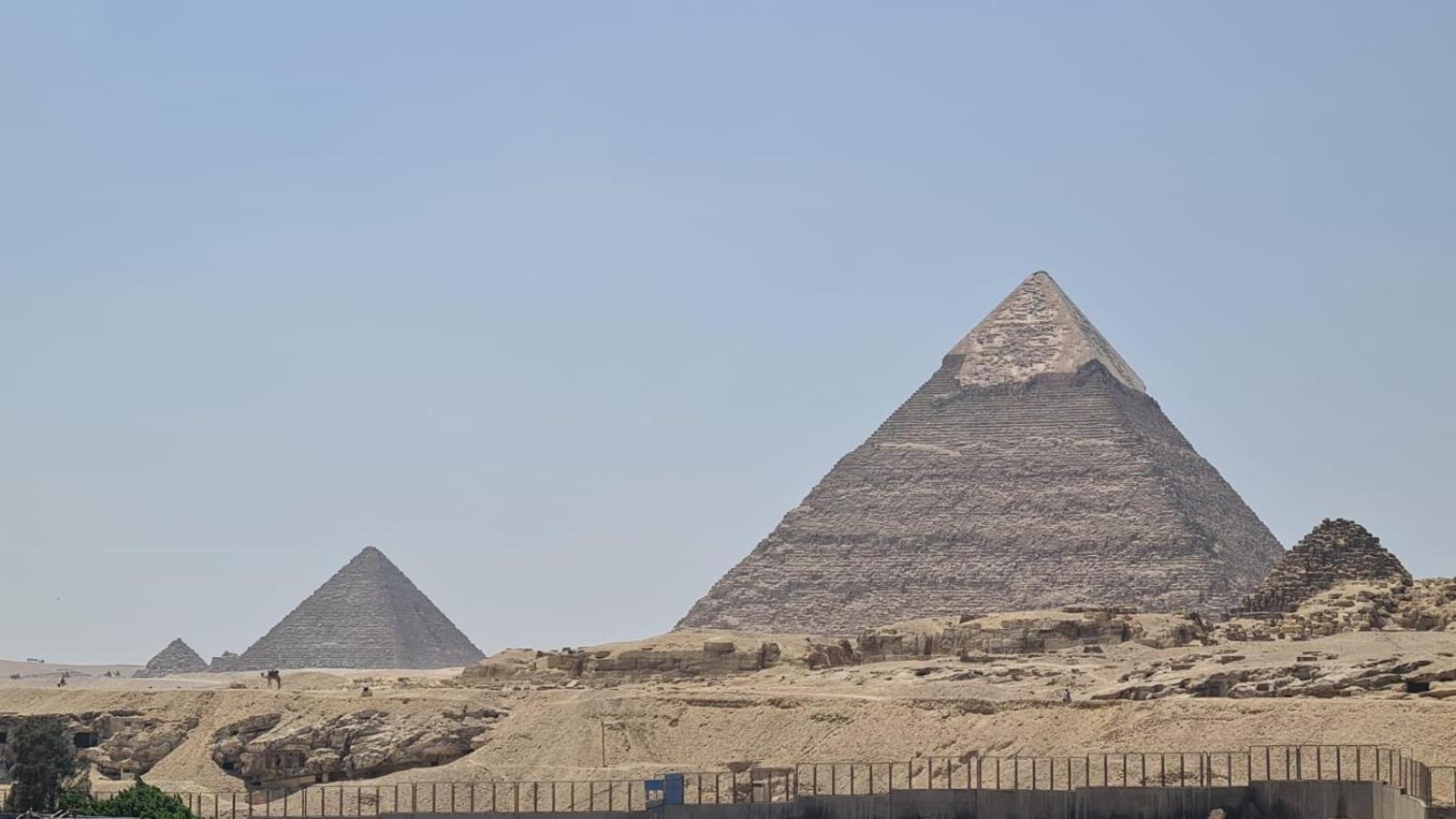 Pyramids Show Hotel Kafret el-Gabal Exteriör bild