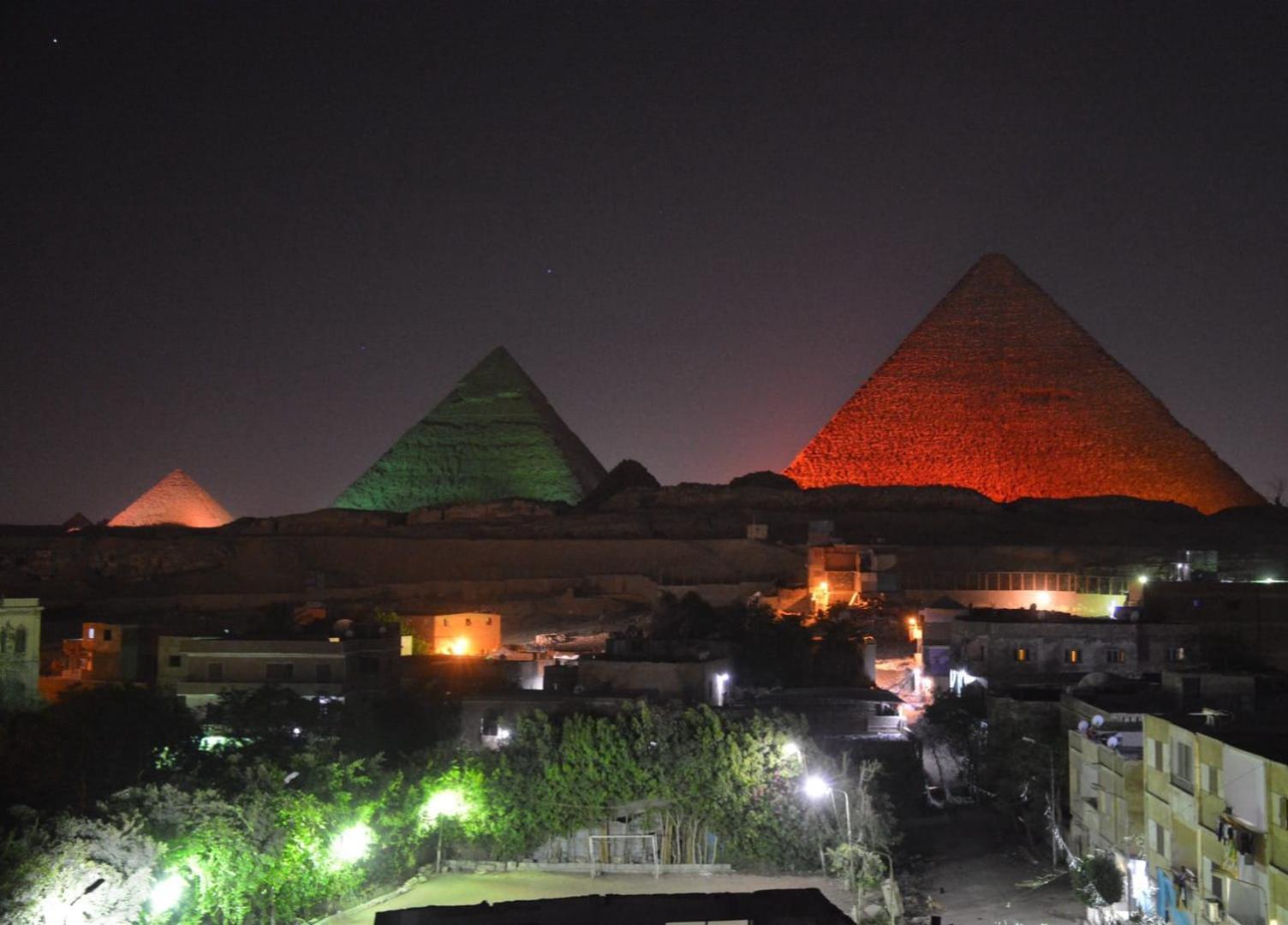 Pyramids Show Hotel Kafret el-Gabal Exteriör bild