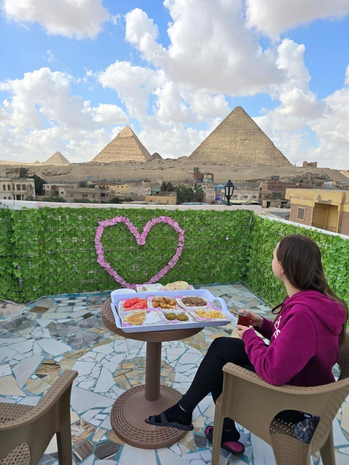 Pyramids Show Hotel Kafret el-Gabal Exteriör bild