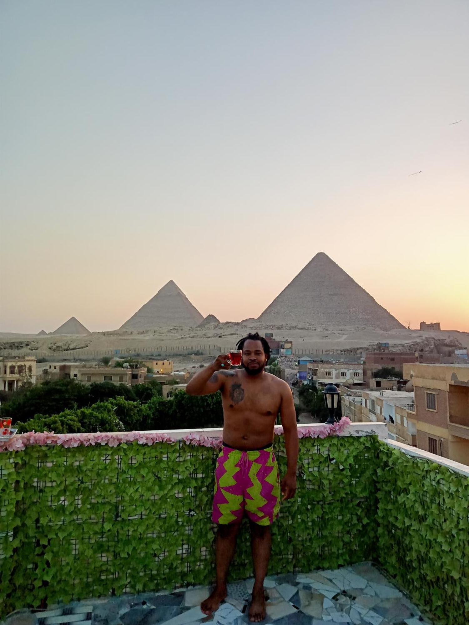 Pyramids Show Hotel Kafret el-Gabal Exteriör bild