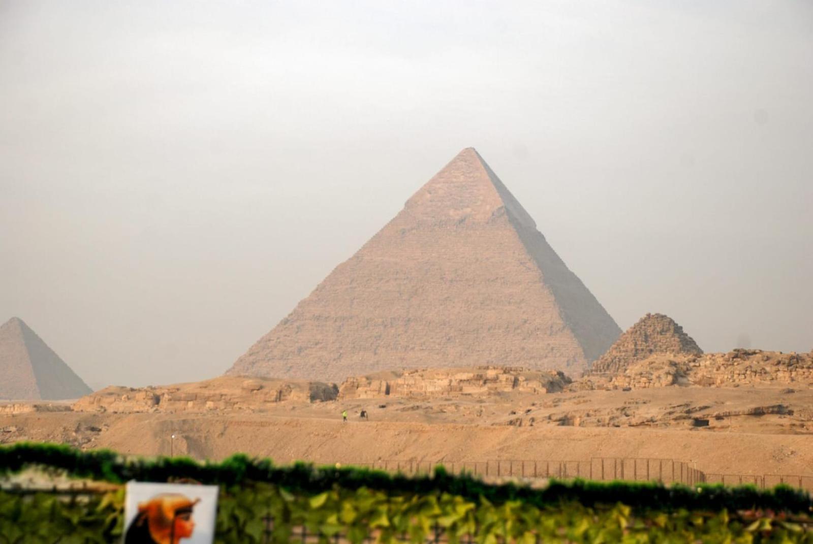 Pyramids Show Hotel Kafret el-Gabal Exteriör bild