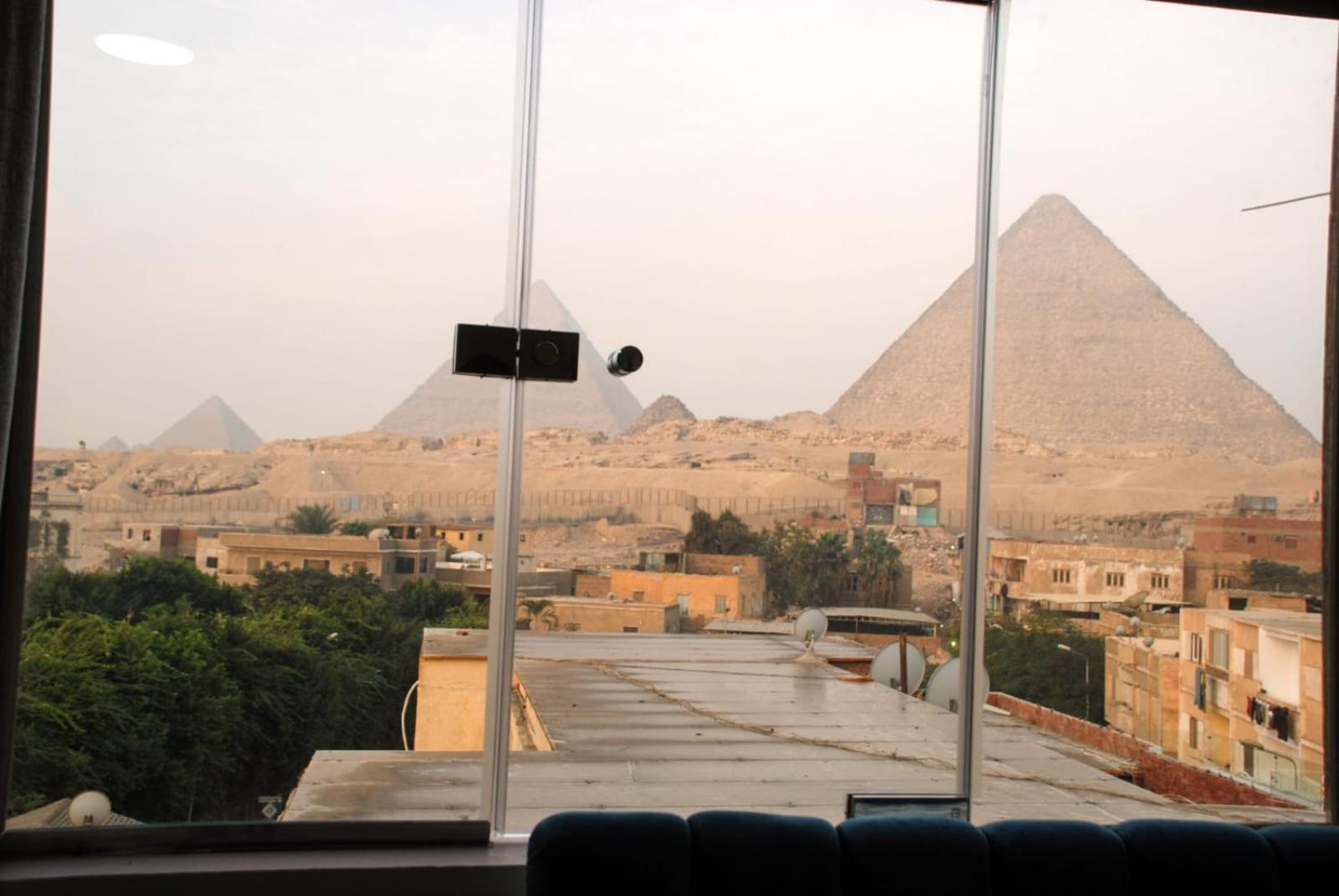 Pyramids Show Hotel Kafret el-Gabal Exteriör bild