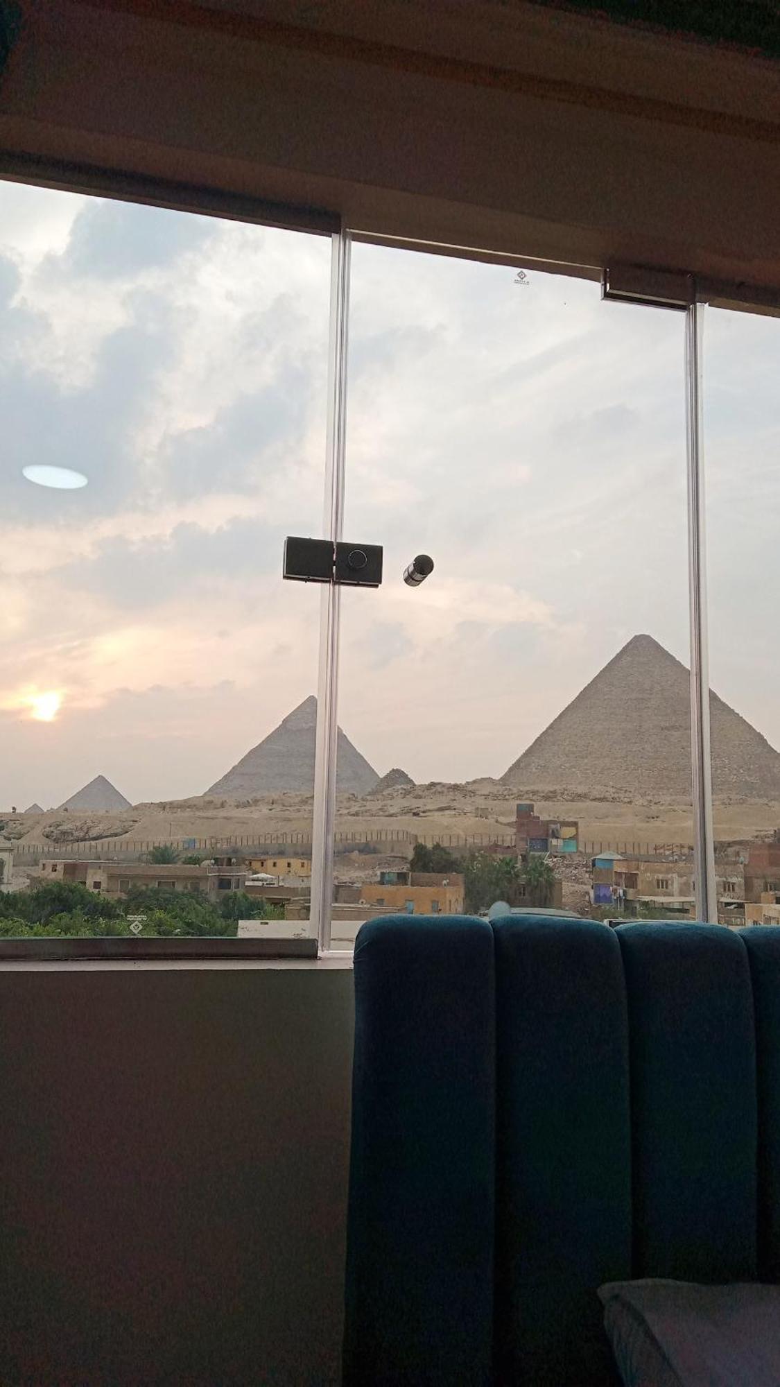 Pyramids Show Hotel Kafret el-Gabal Exteriör bild